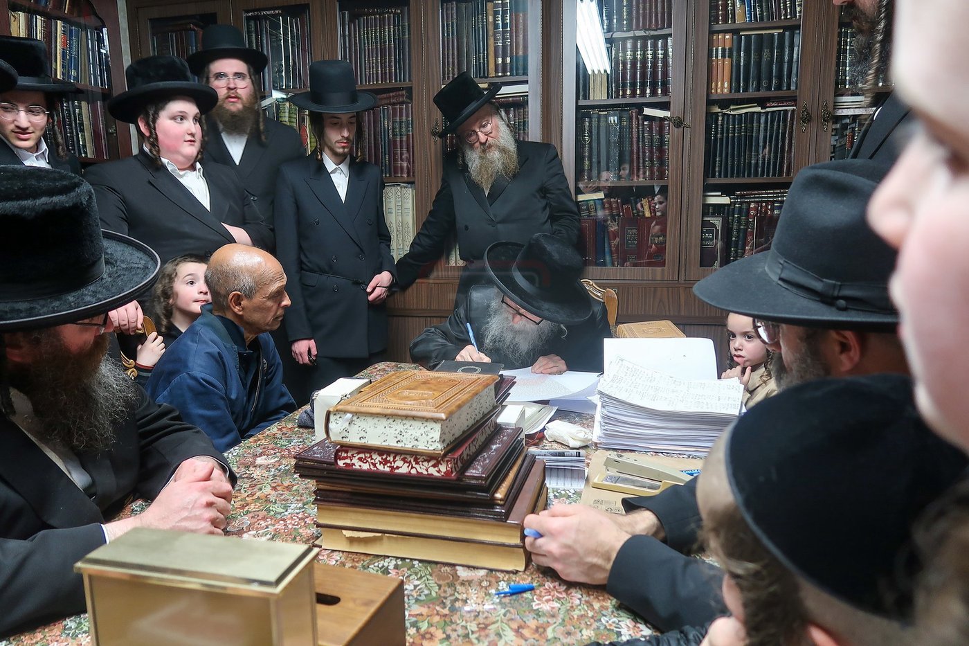 האדמו"ר מסערדאהעלי במכירת חמץ