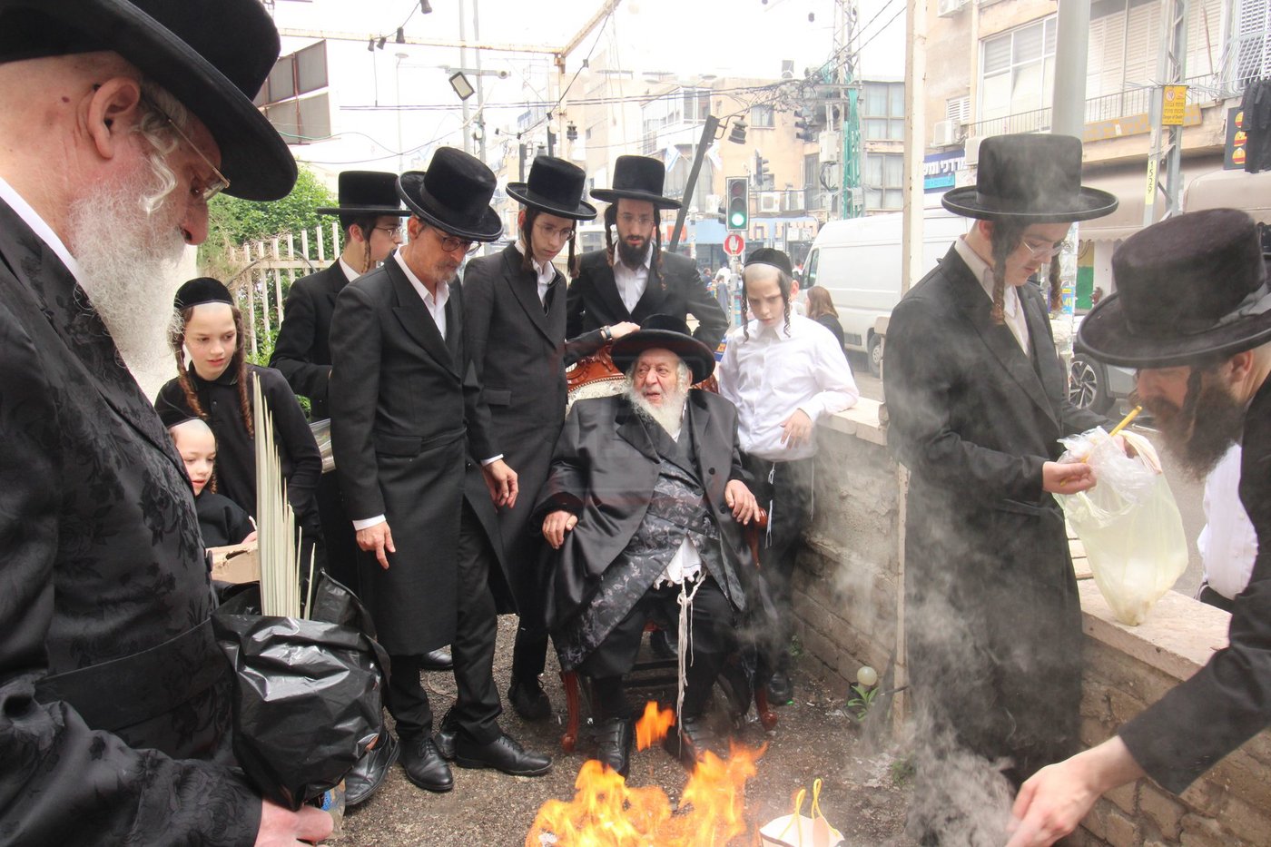 האדמו"ר מנאראל בשריפת החמץ
