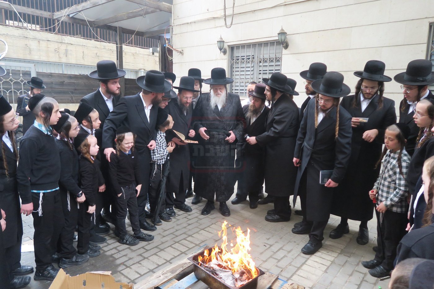 האדמו"ר ממודז'יץ בשריפת חמץ