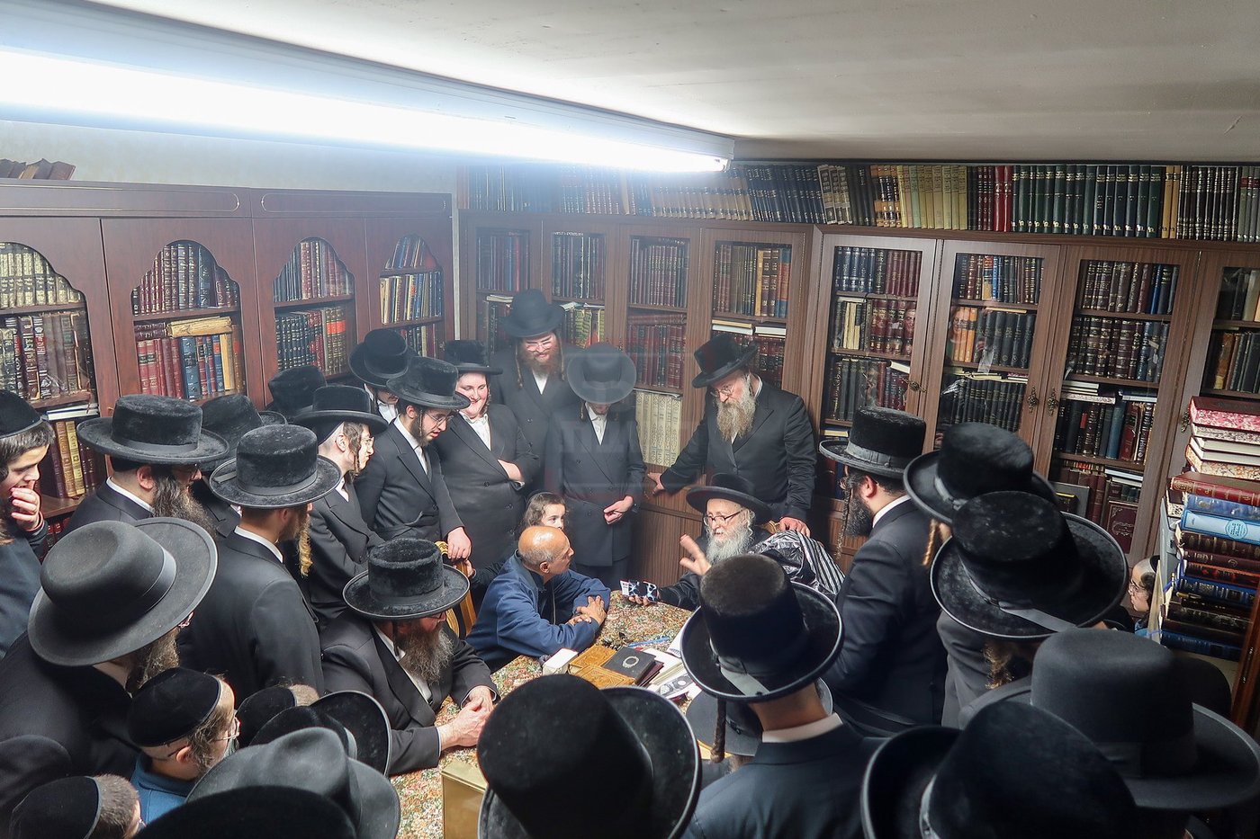 האדמו"ר מסערדאהעלי במכירת חמץ