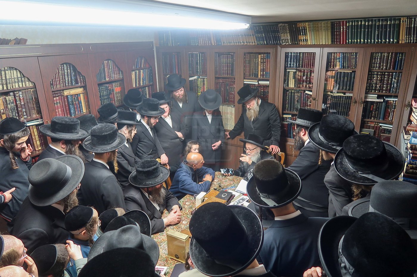 האדמו"ר מסערדאהעלי במכירת חמץ