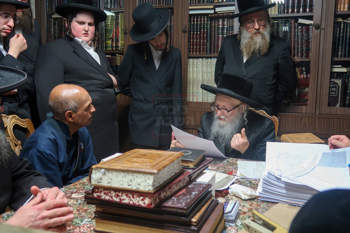 האדמו"ר מסערדאהעלי במכירת חמץ