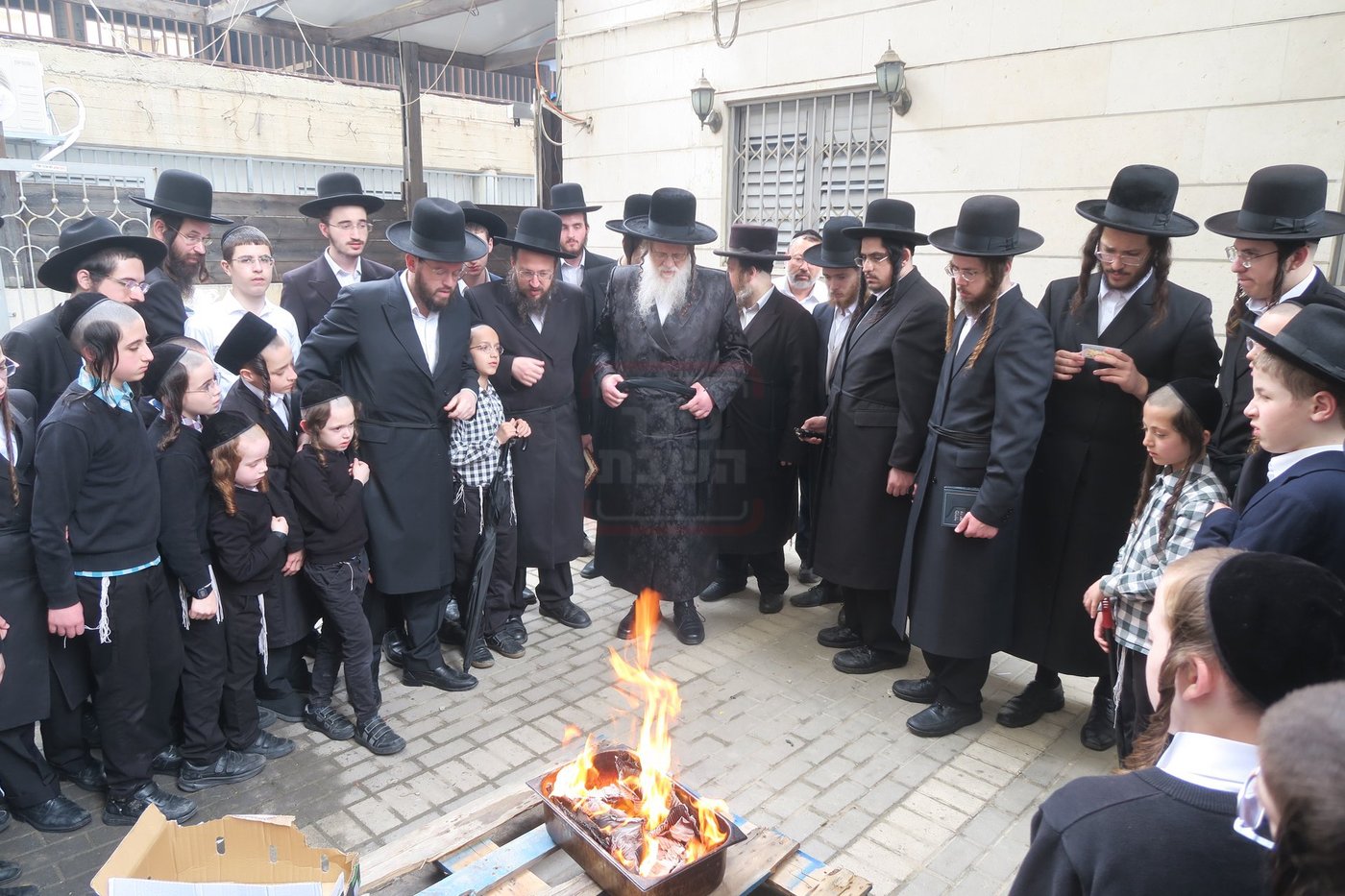 האדמו"ר ממודז'יץ בשריפת חמץ