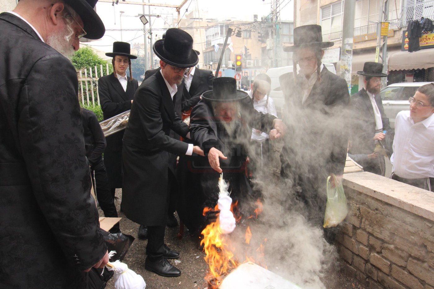 האדמו"ר מנאראל בשריפת החמץ