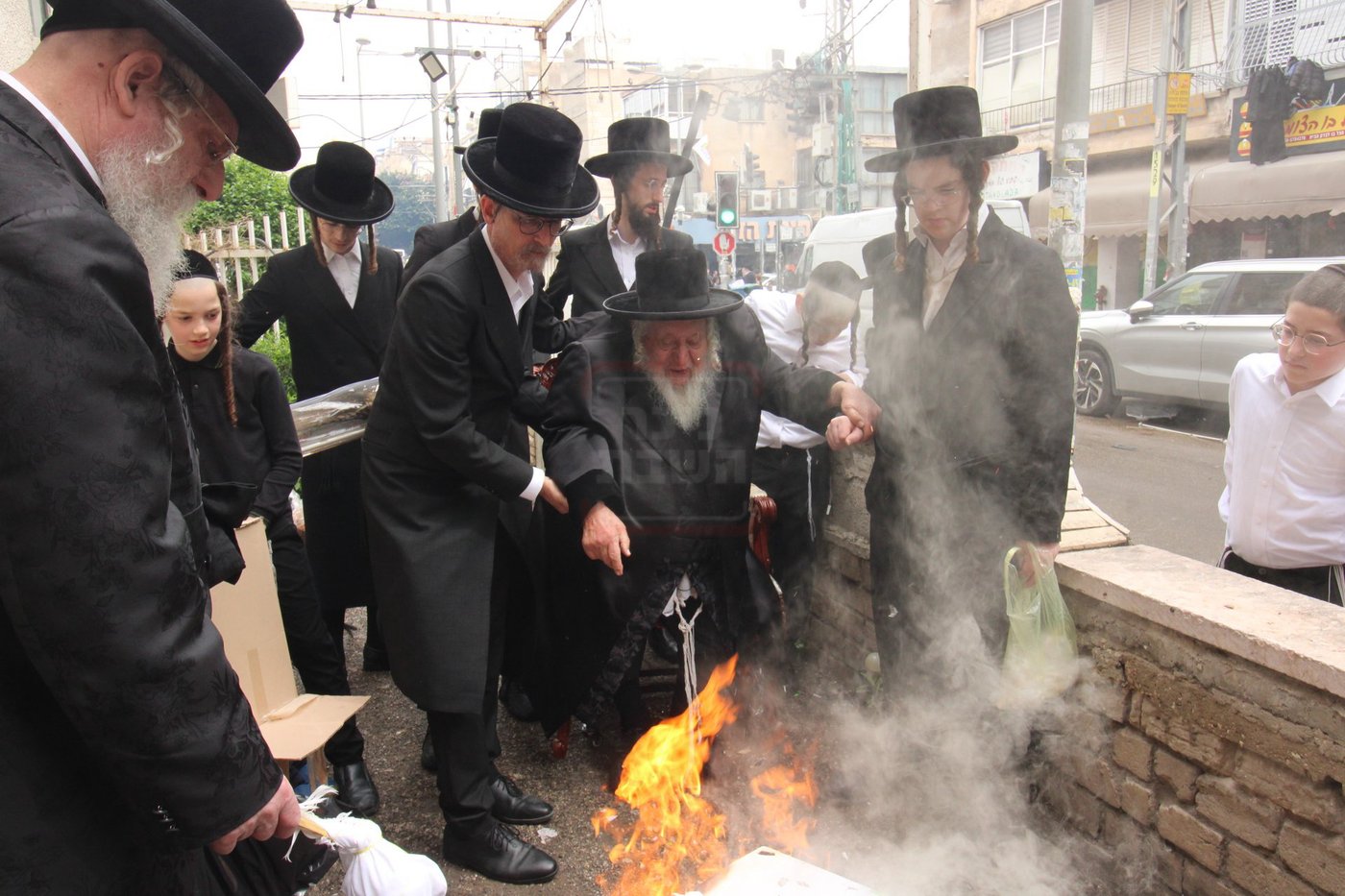 האדמו"ר מנאראל בשריפת החמץ