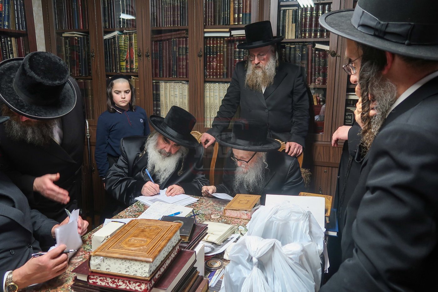 האדמו"ר מסערדאהעלי במכירת חמץ