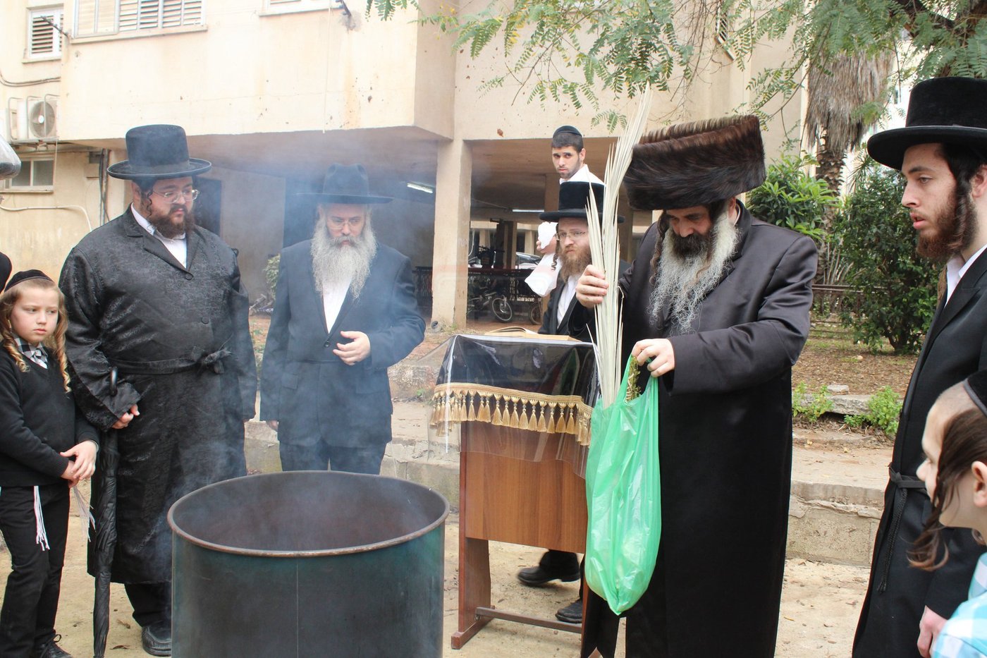 האדמו"ר מזוטשקא בשריפת חמץ