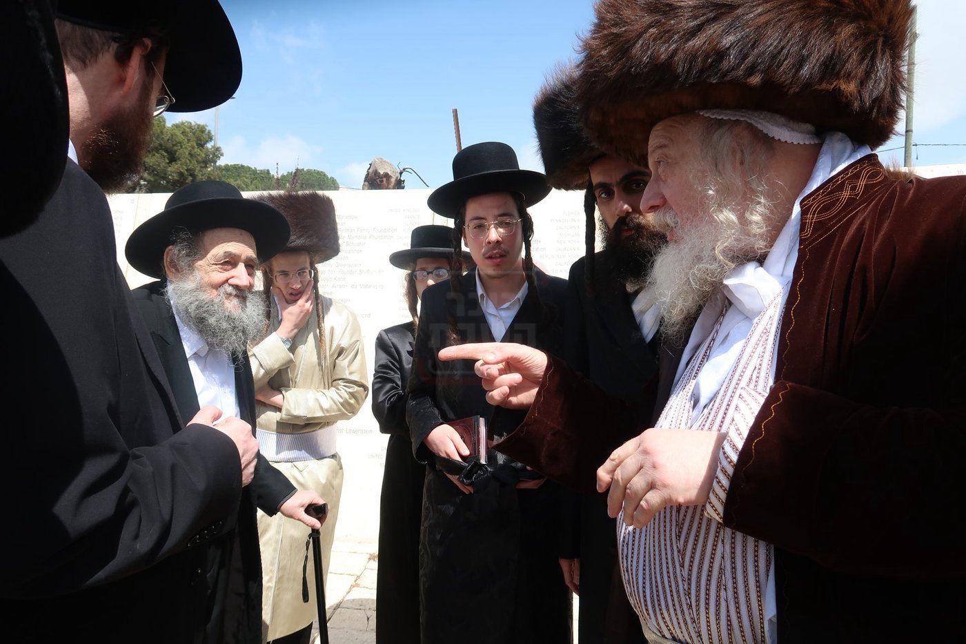 האדמו"ר ממבקשי אמונה בתפילה בהר הצופים