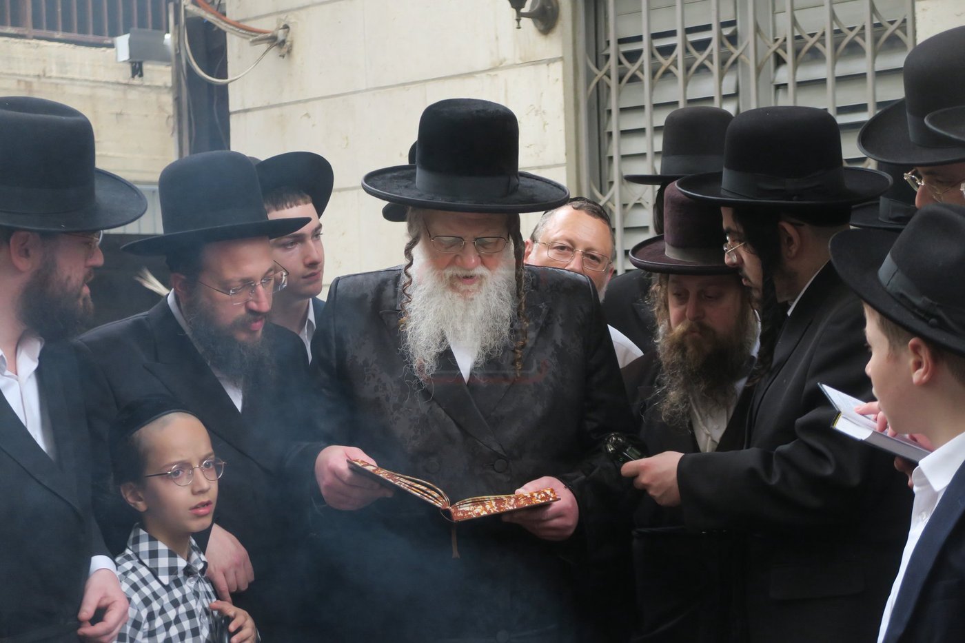 האדמו"ר ממודז'יץ בשריפת חמץ