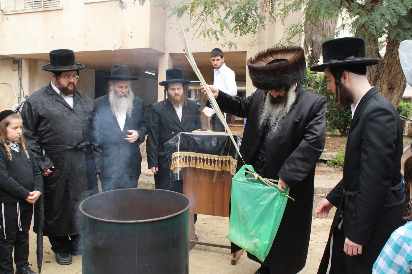 האדמו"ר מזוטשקא בשריפת חמץ