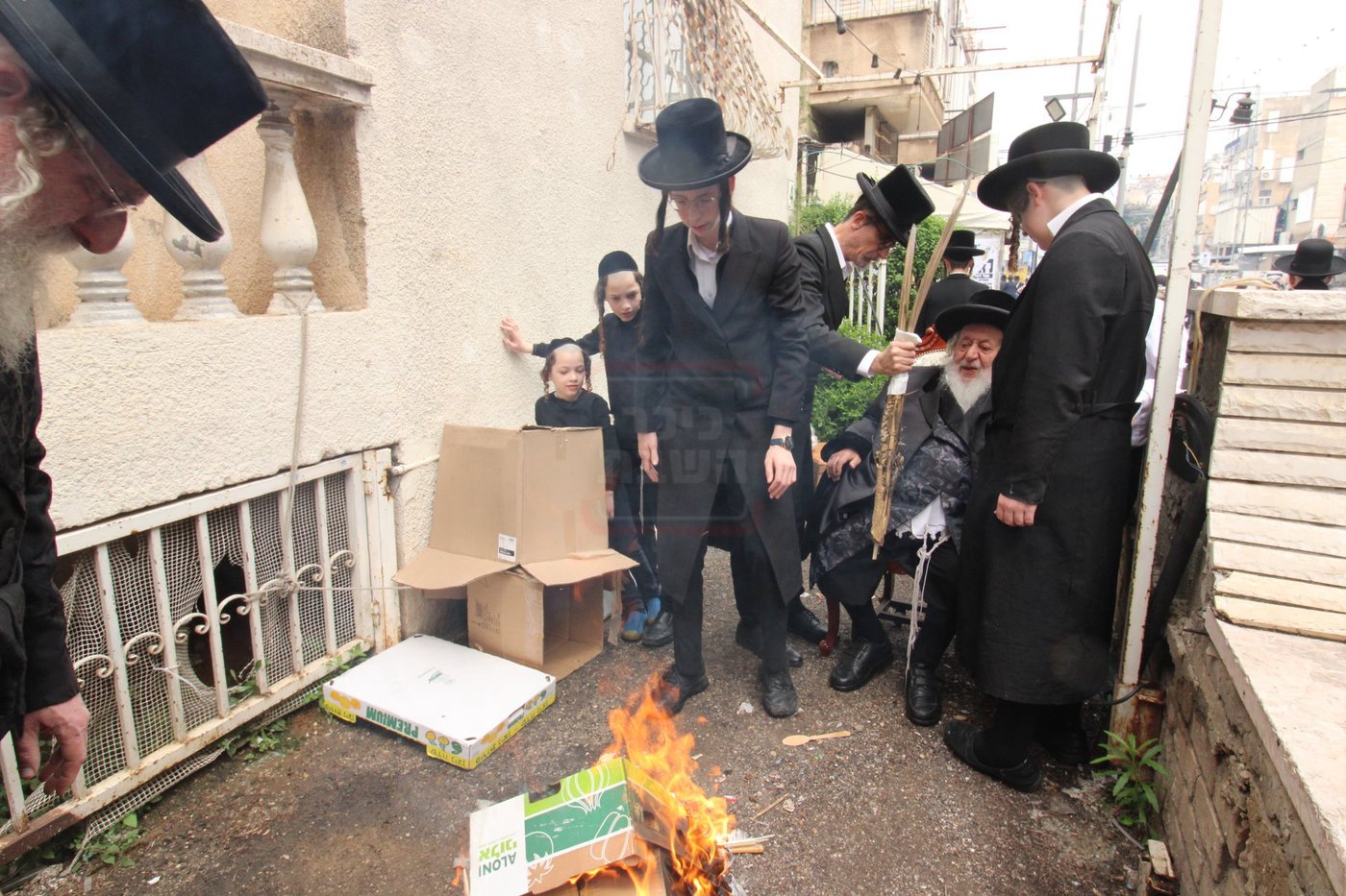 האדמו"ר מנאראל בשריפת החמץ