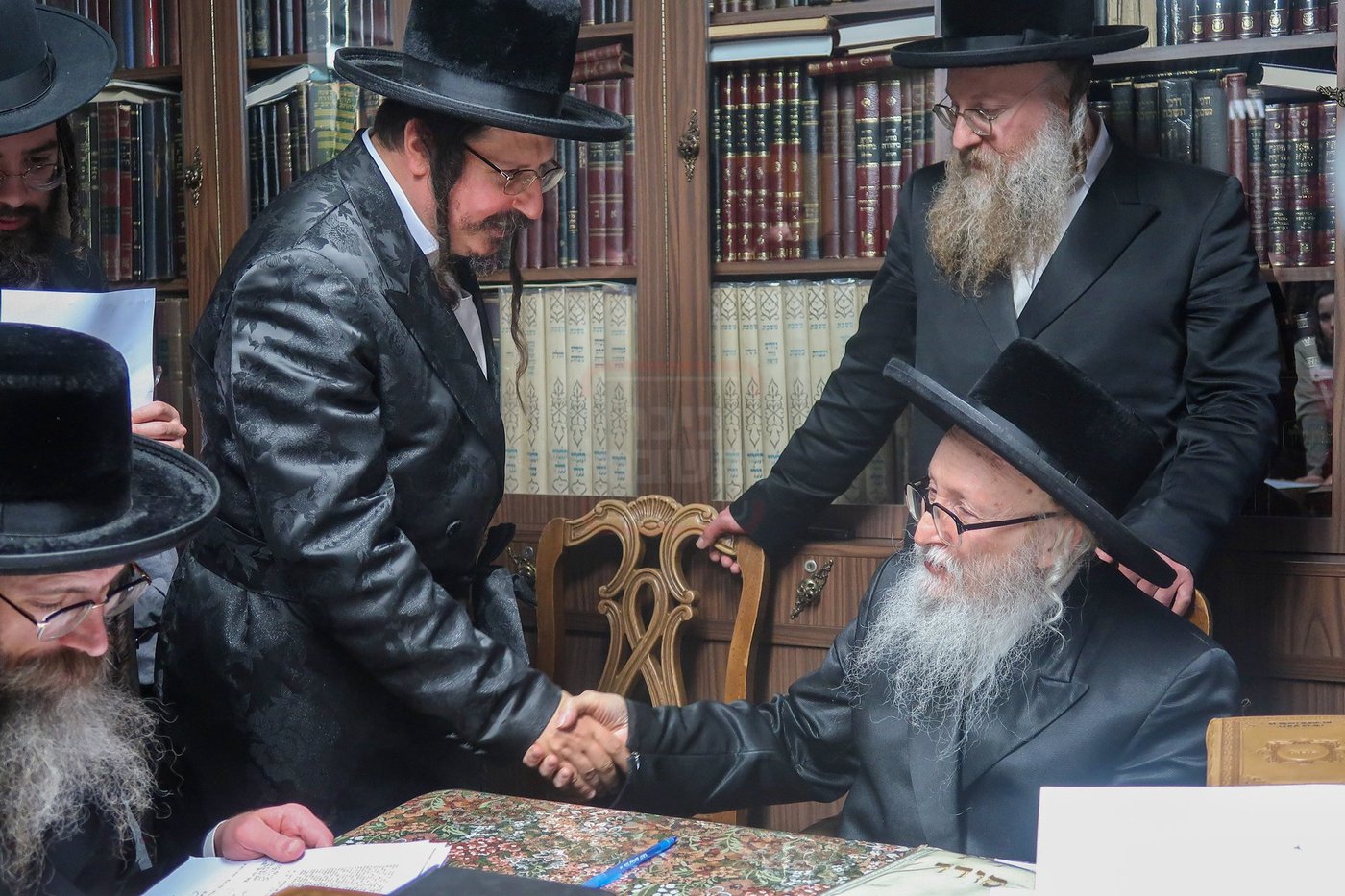 האדמו"ר מסערדאהעלי במכירת חמץ