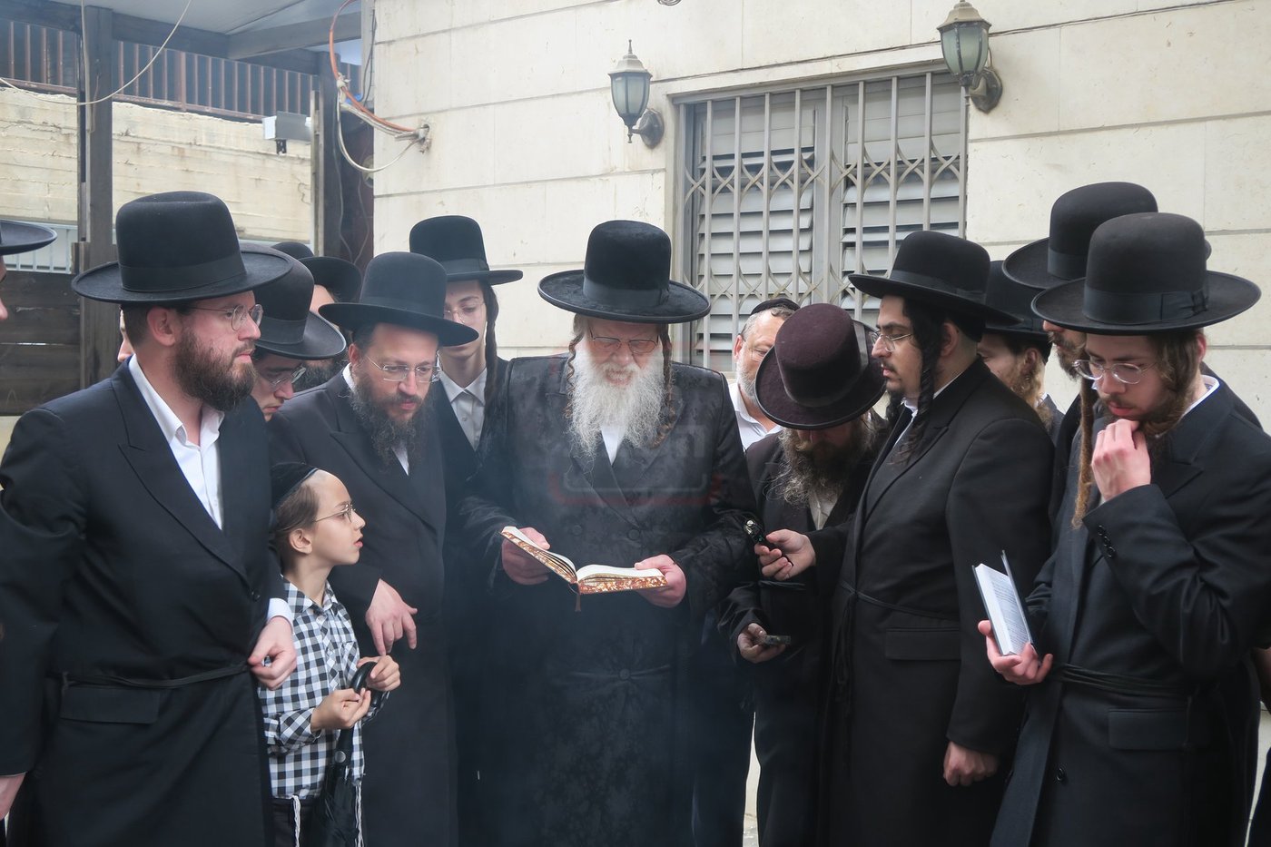 האדמו"ר ממודז'יץ בשריפת חמץ