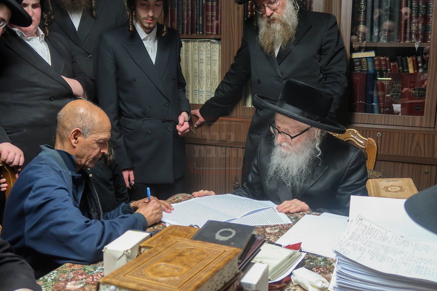 האדמו"ר מסערדאהעלי במכירת חמץ