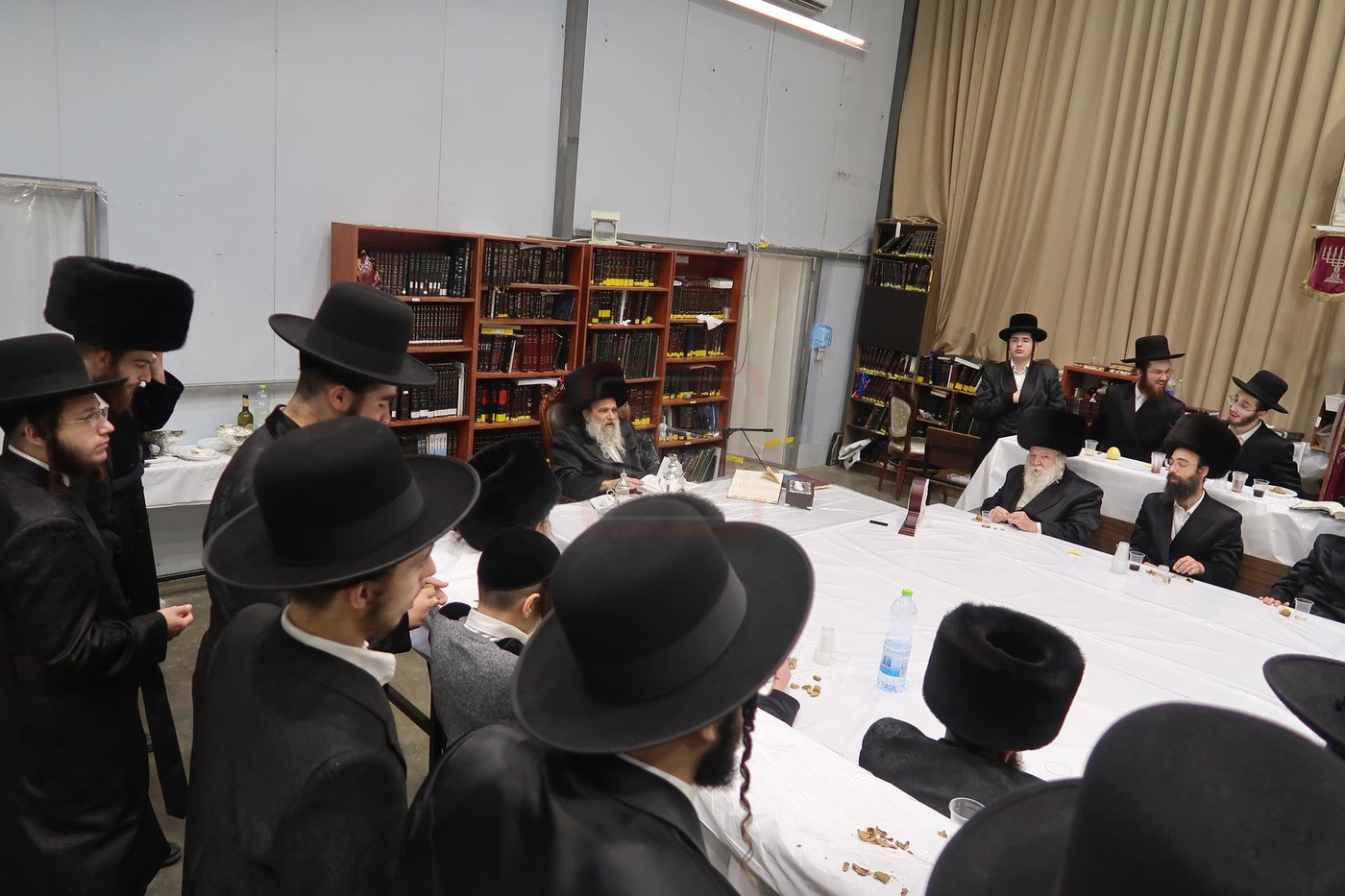 האדמו"ר מאשלג בני היכלא בטיש חוה"מ פסח