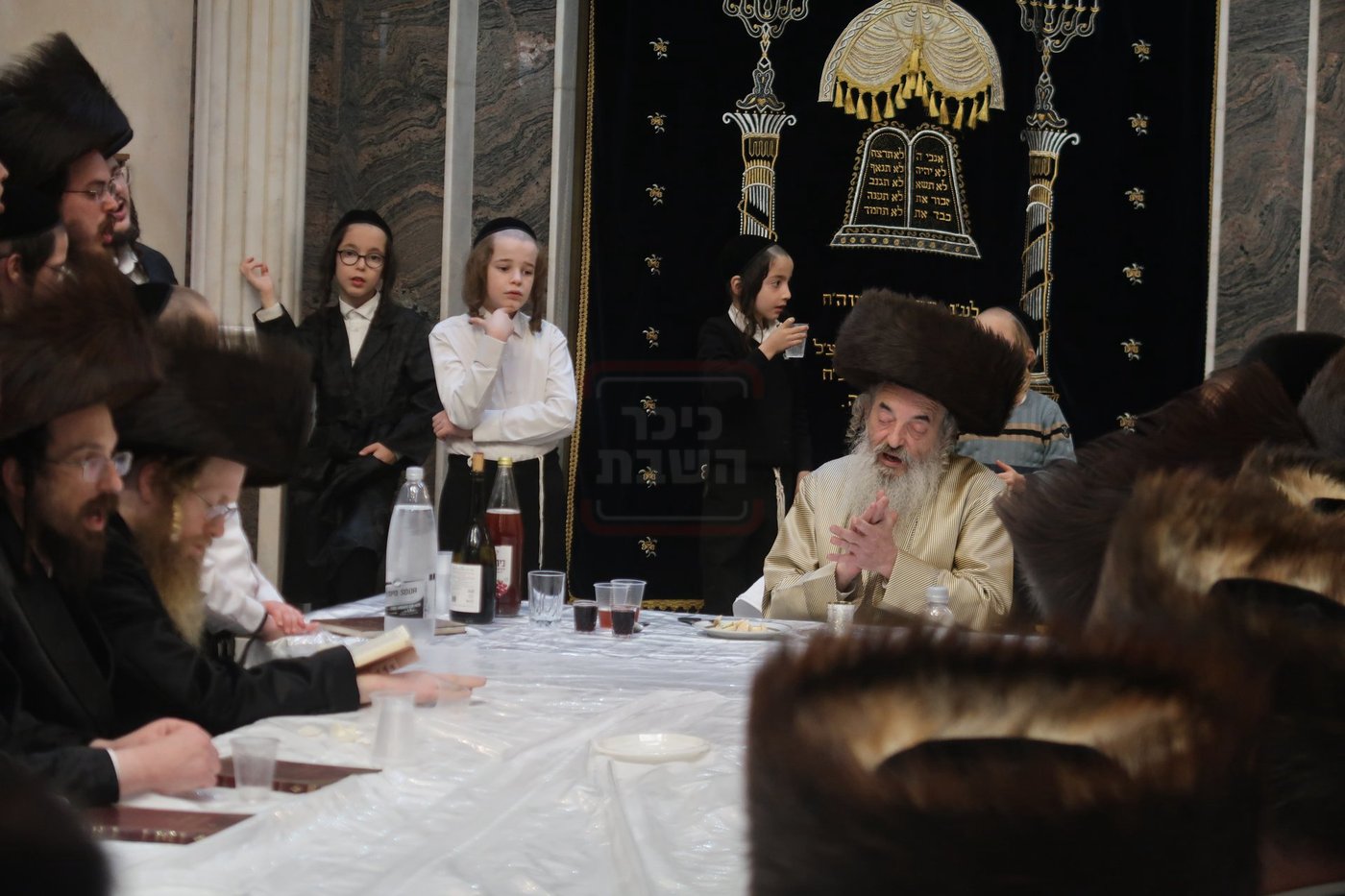 האדמו"ר מלעלוב בטיש חוה"מ פסח