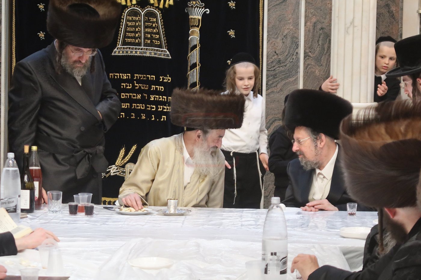 האדמו"ר מלעלוב בטיש חוה"מ פסח