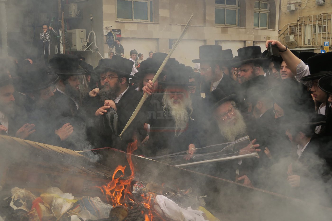 האדמו"ר ממכנובקא בעלזא בשריפת חמץ