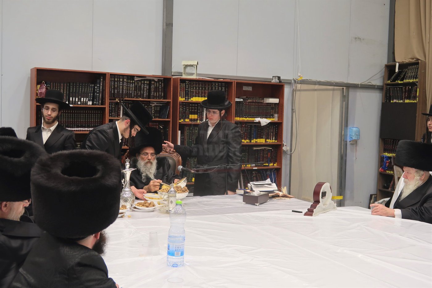 האדמו"ר מאשלג בני היכלא בטיש חוה"מ פסח