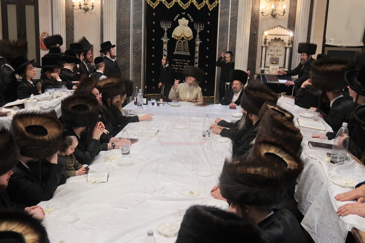 האדמו"ר מלעלוב בטיש חוה"מ פסח