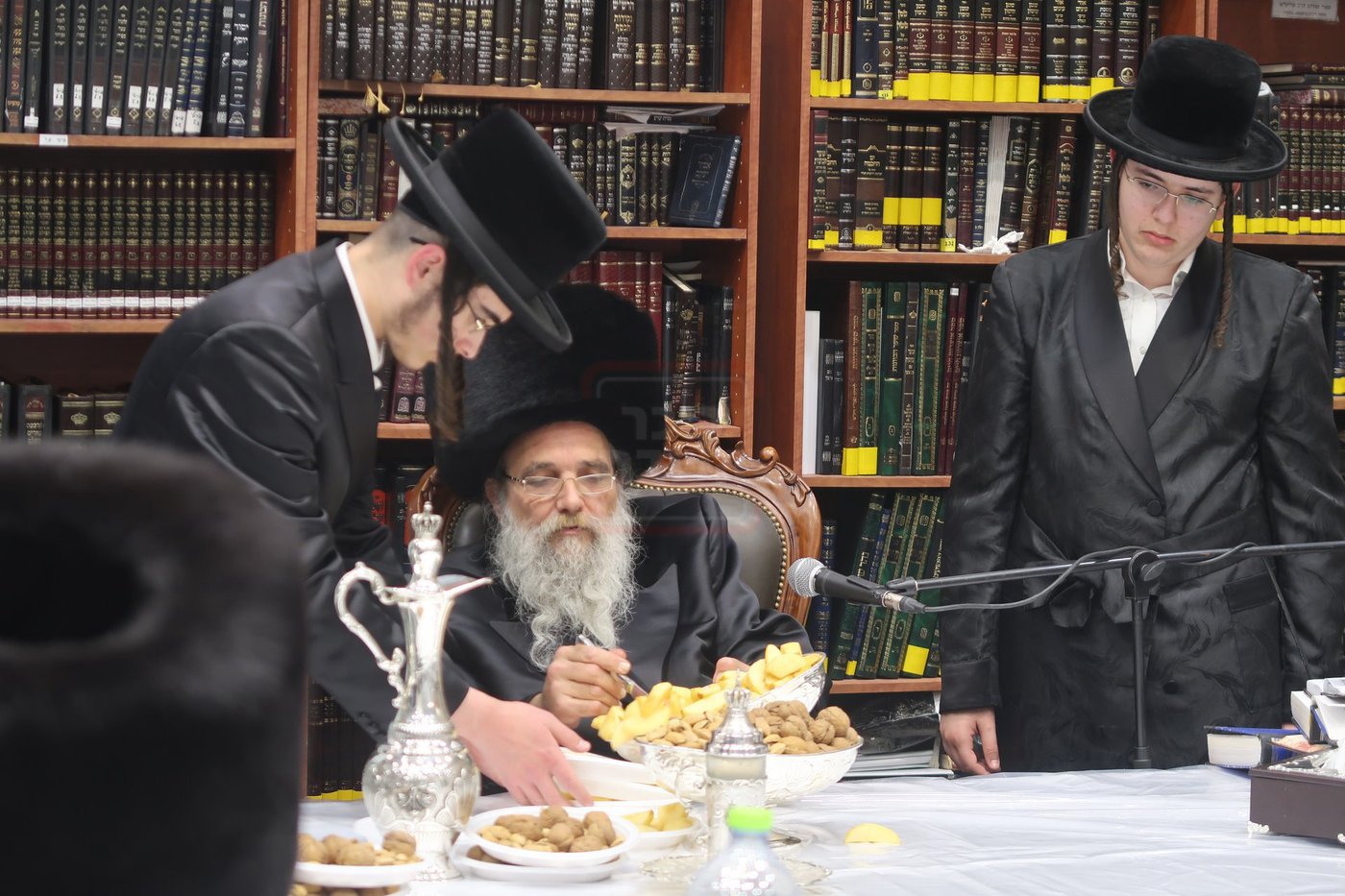 האדמו"ר מאשלג בני היכלא בטיש חוה"מ פסח