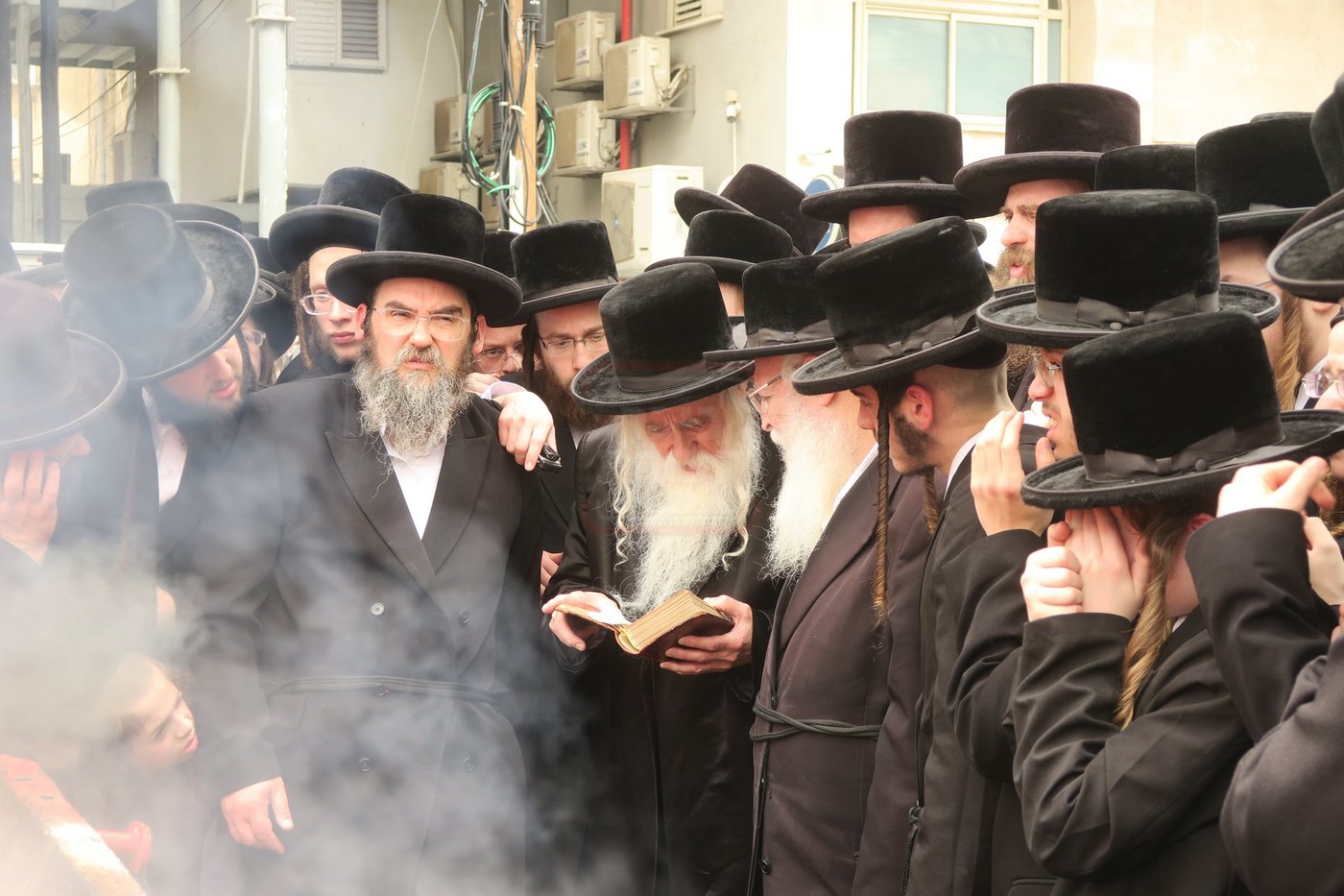 האדמו"ר ממכנובקא בעלזא בשריפת חמץ