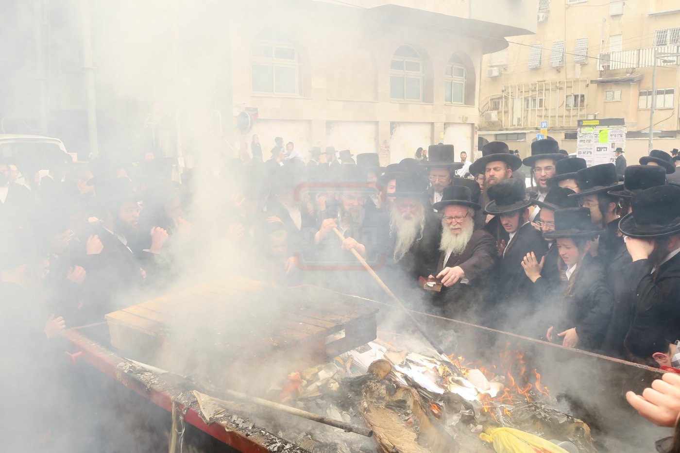 האדמו"ר ממכנובקא בעלזא בשריפת חמץ