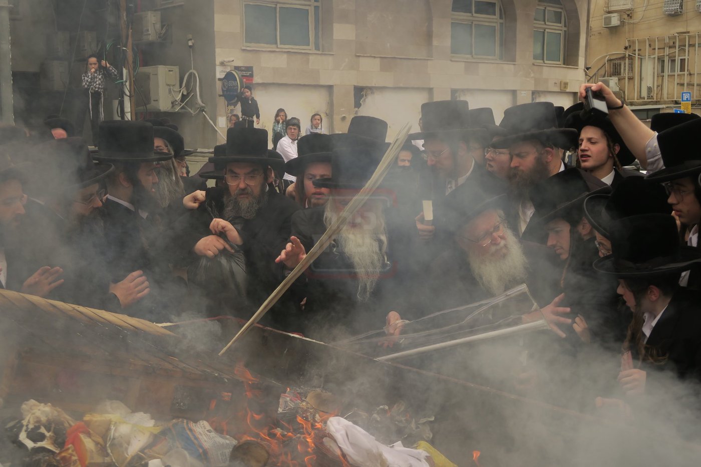 האדמו"ר ממכנובקא בעלזא בשריפת חמץ