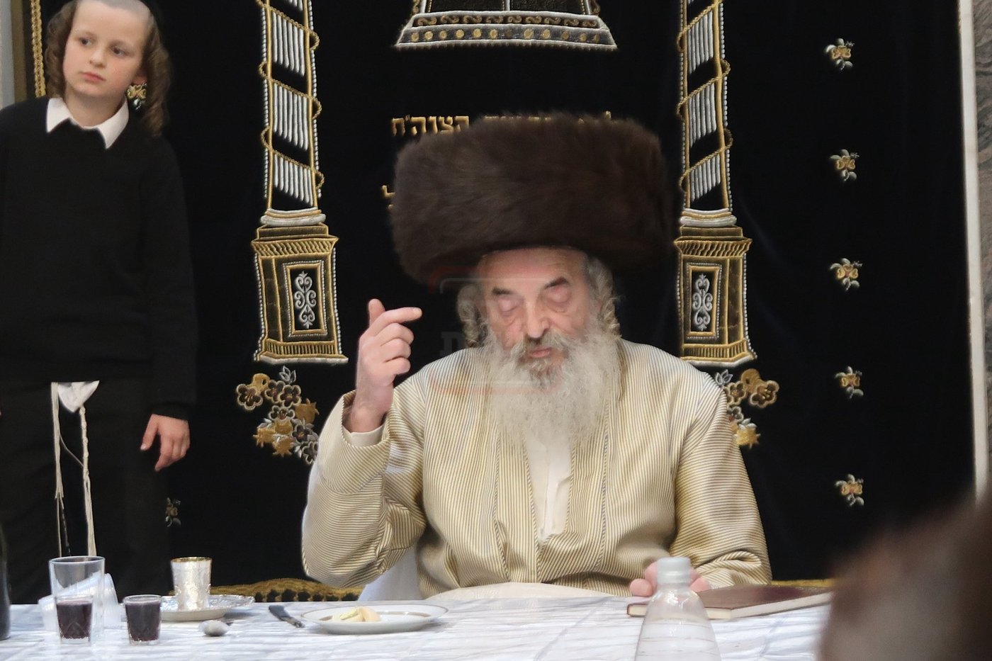 האדמו"ר מלעלוב בטיש חוה"מ פסח