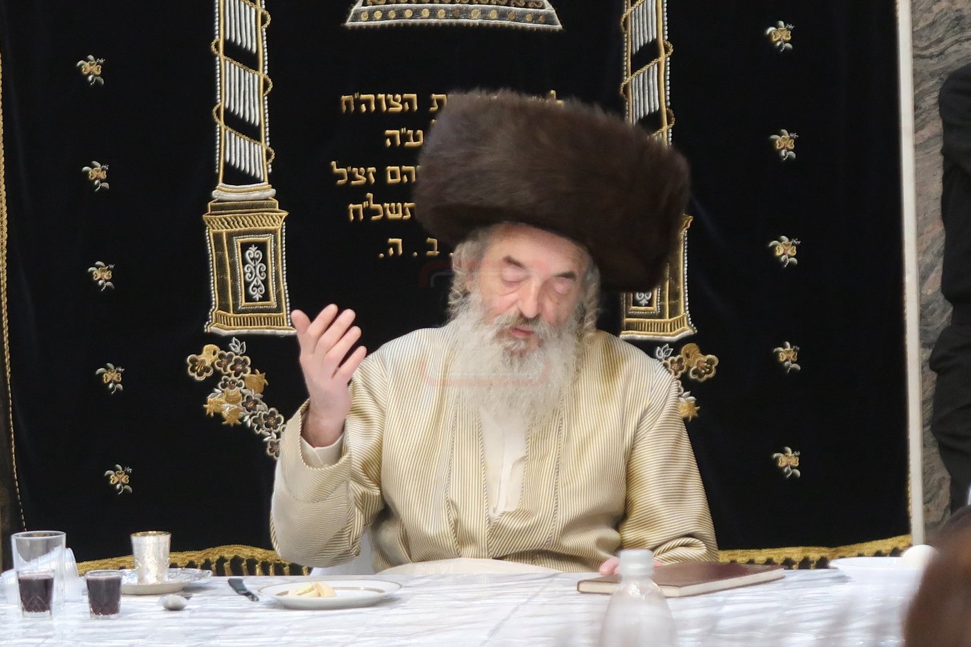 האדמו"ר מלעלוב בטיש חוה"מ פסח