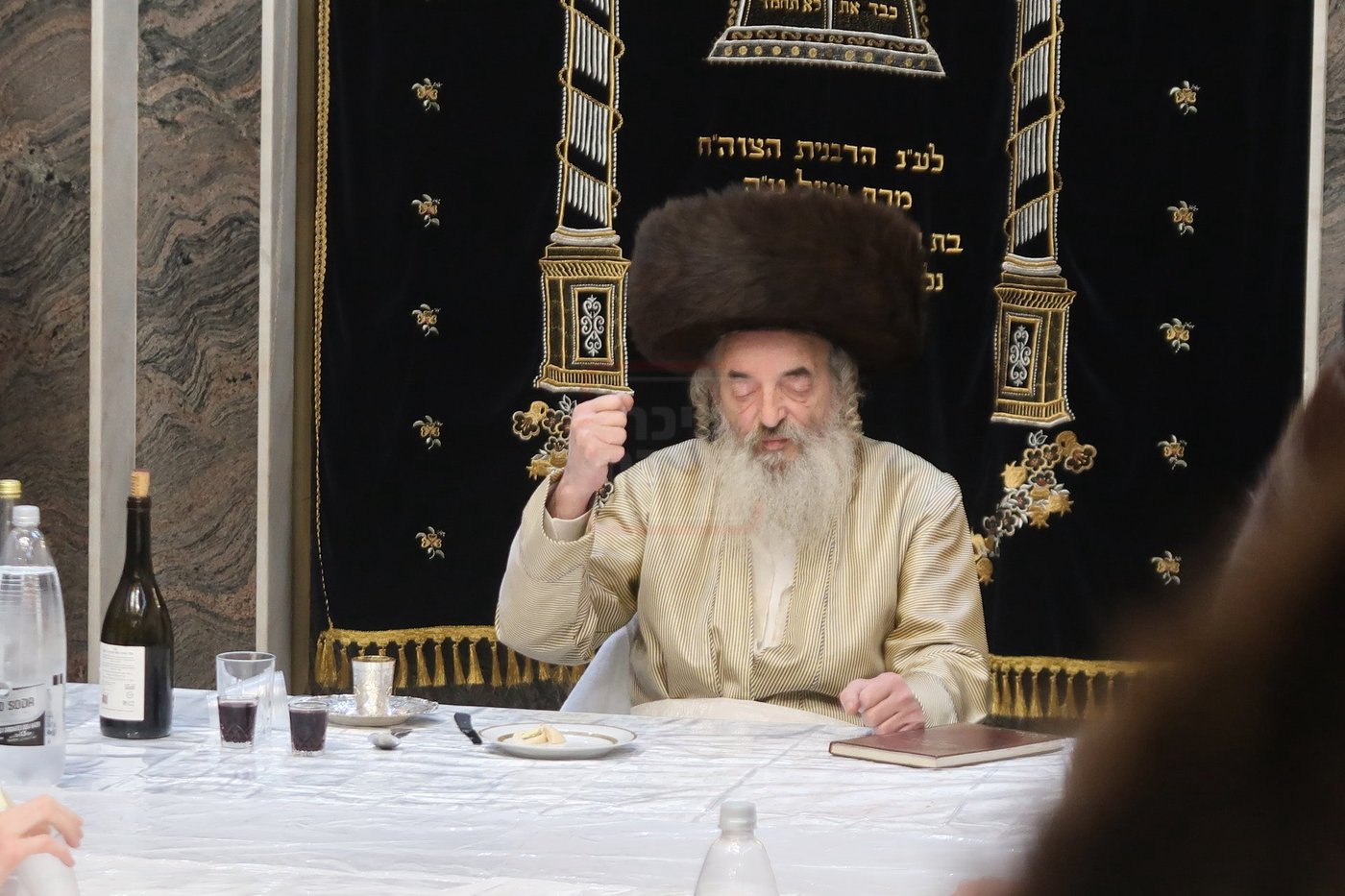 האדמו"ר מלעלוב בטיש חוה"מ פסח