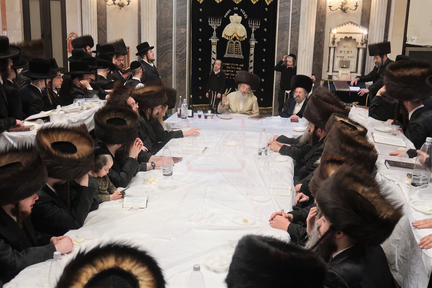 האדמו"ר מלעלוב בטיש חוה"מ פסח