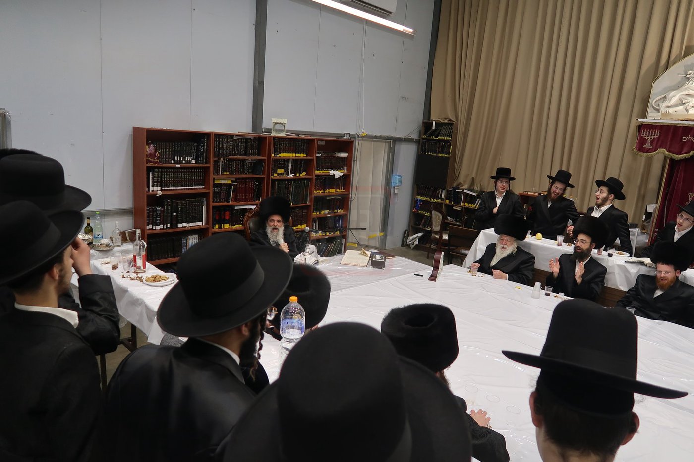 האדמו"ר מאשלג בני היכלא בטיש חוה"מ פסח