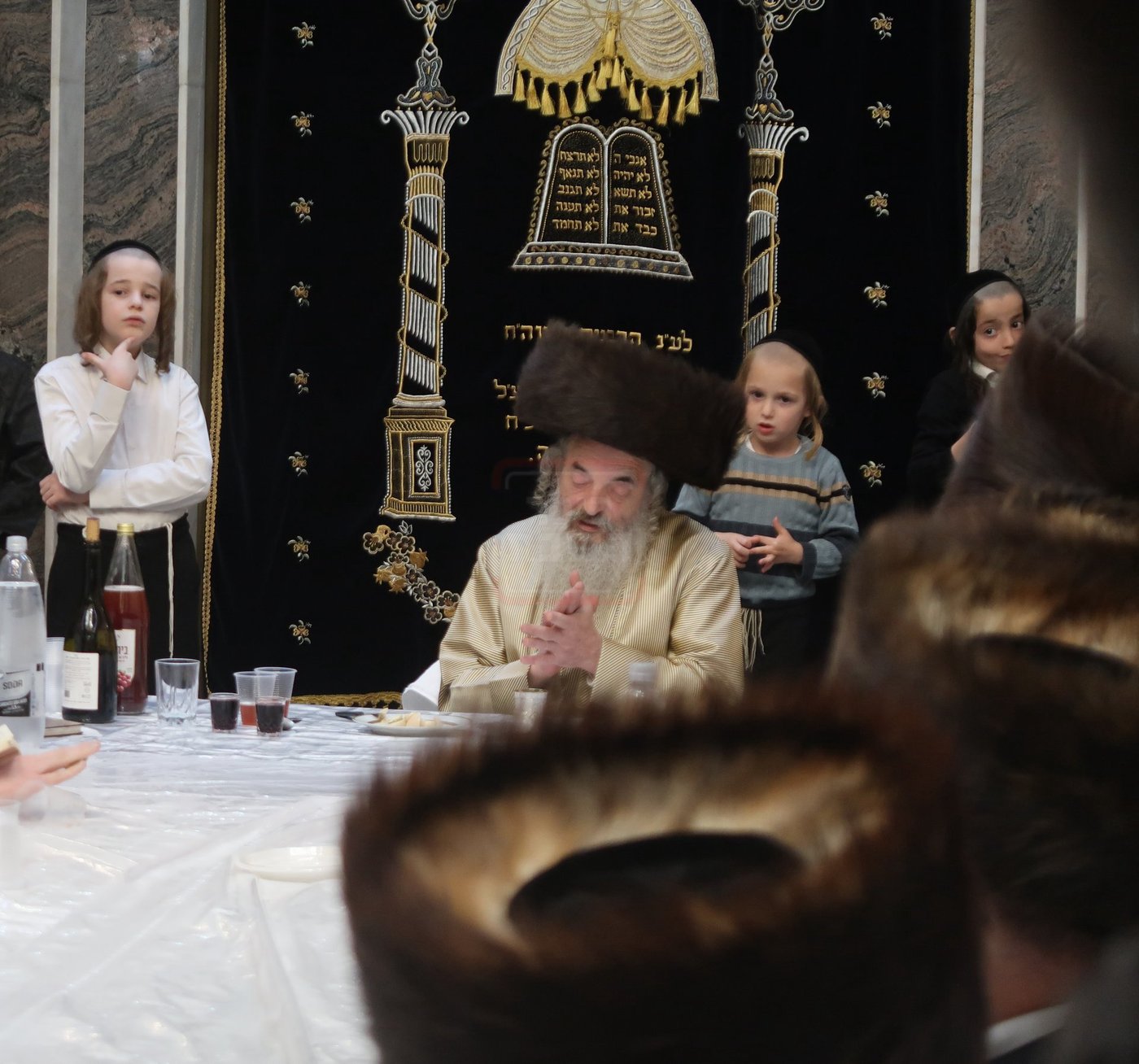 האדמו"ר מלעלוב בטיש חוה"מ פסח