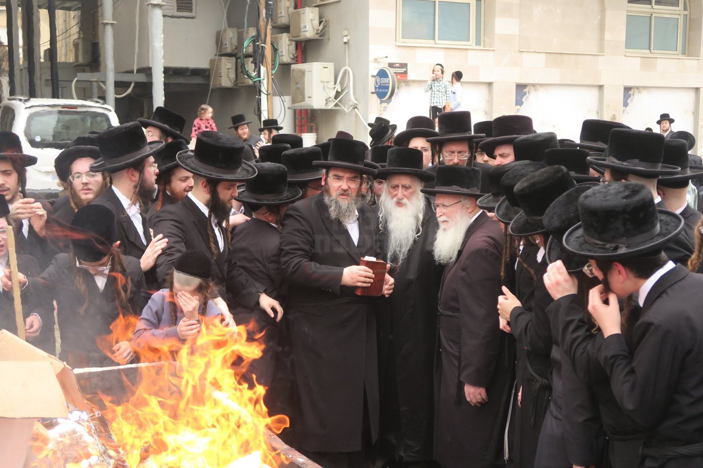 האדמו"ר ממכנובקא בעלזא בשריפת חמץ