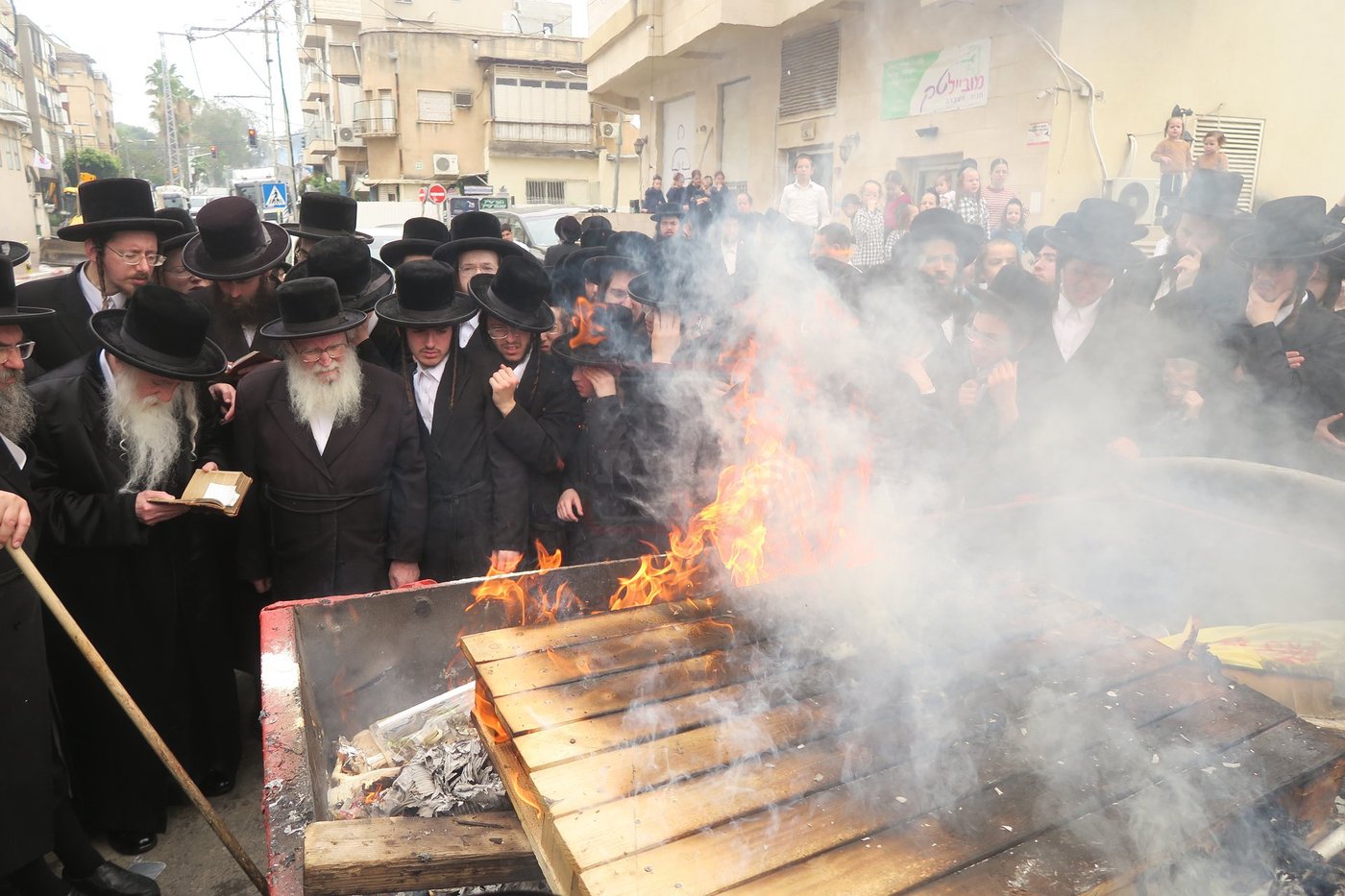 האדמו"ר ממכנובקא בעלזא בשריפת חמץ