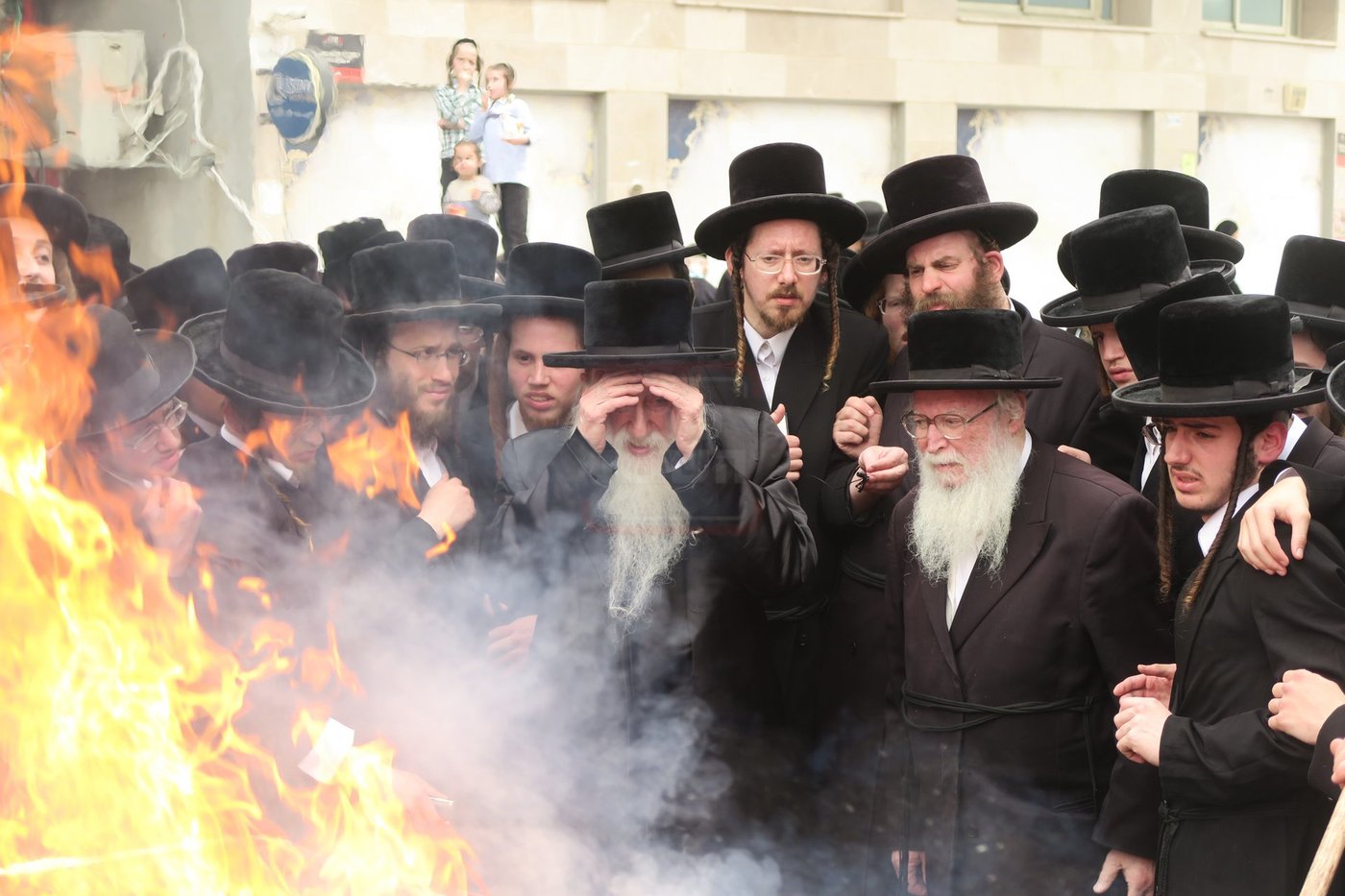 האדמו"ר ממכנובקא בעלזא בשריפת חמץ