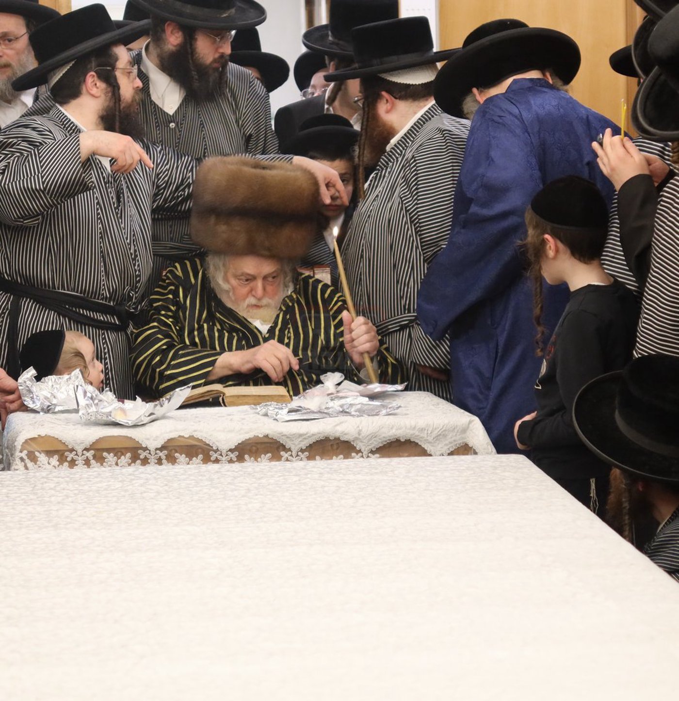 האדמו"ר מתולדות אברהם יצחק בבדיקת חמץ