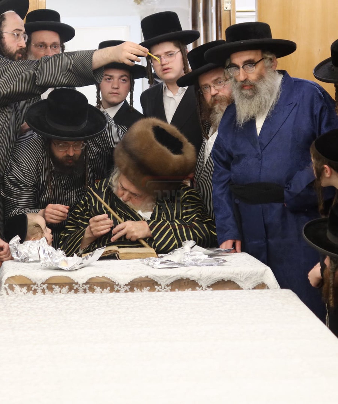 האדמו"ר מתולדות אברהם יצחק בבדיקת חמץ