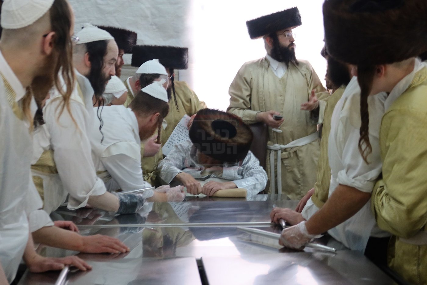 האדמו"ר מתולדות אברהם יצחק באפיית מצות