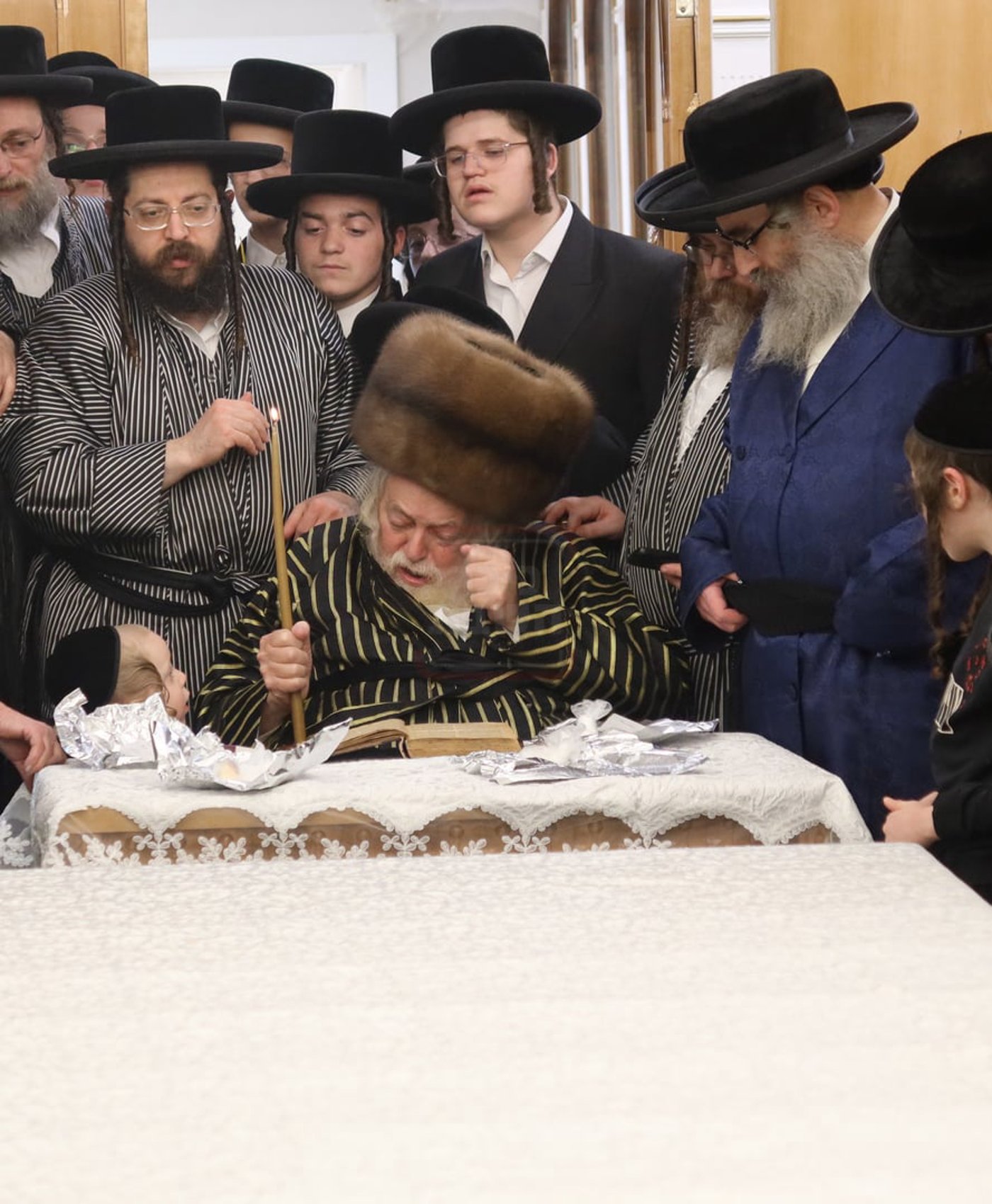 האדמו"ר מתולדות אברהם יצחק בבדיקת חמץ