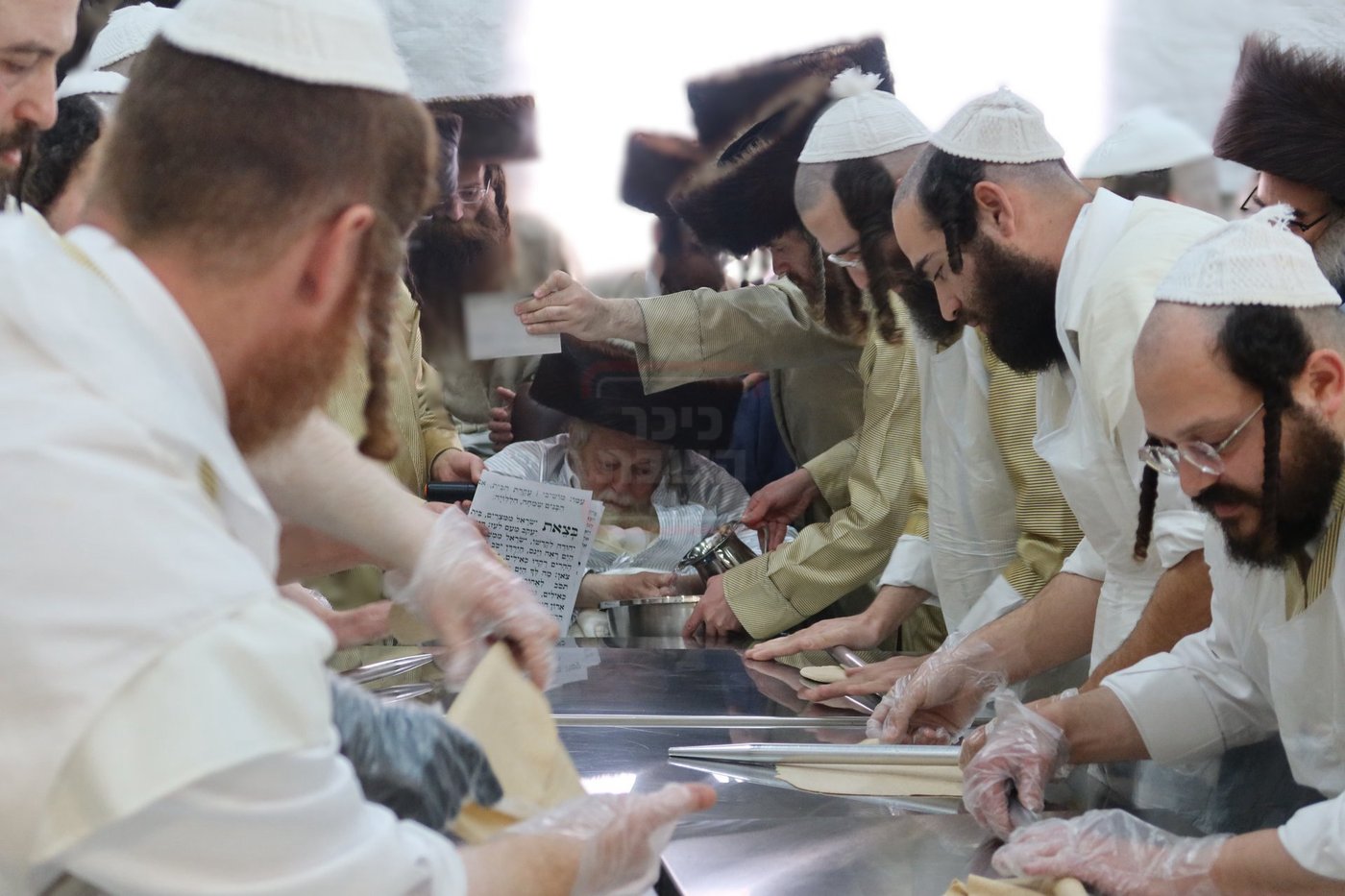 האדמו"ר מתולדות אברהם יצחק באפיית מצות