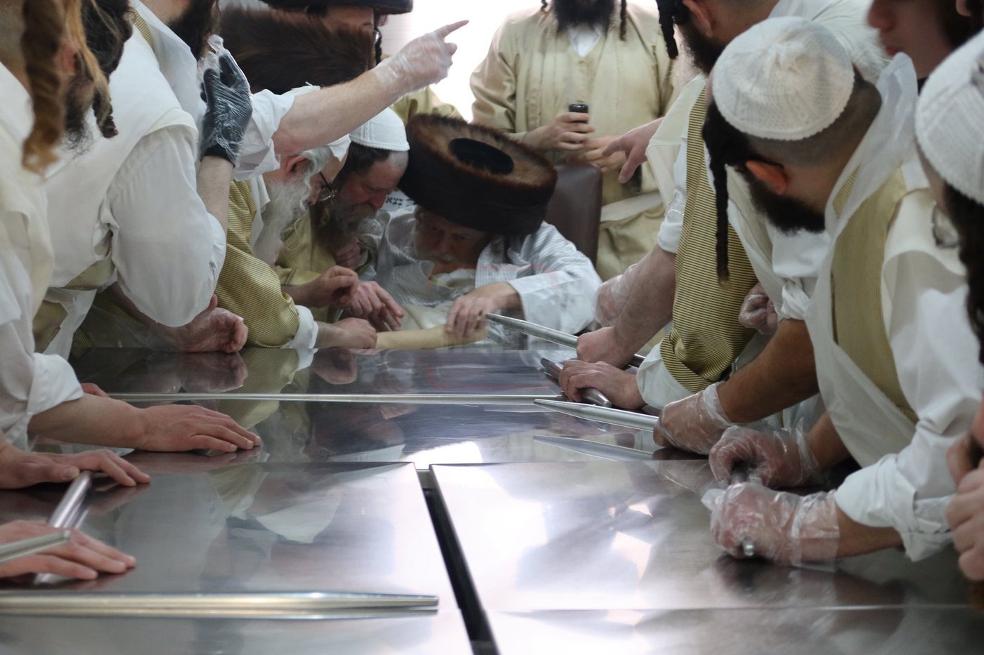 האדמו"ר מתולדות אברהם יצחק באפיית מצות