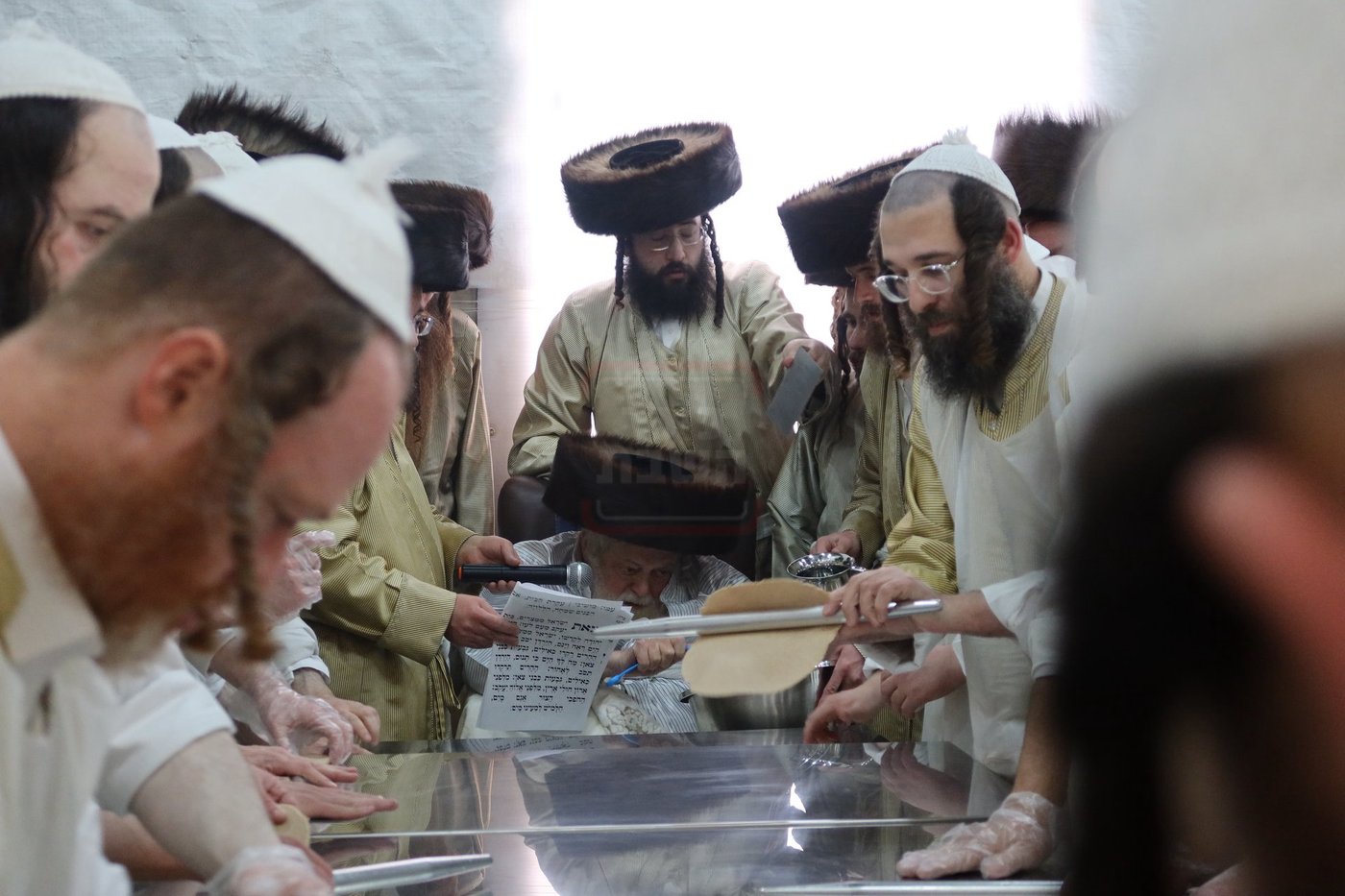 האדמו"ר מתולדות אברהם יצחק באפיית מצות