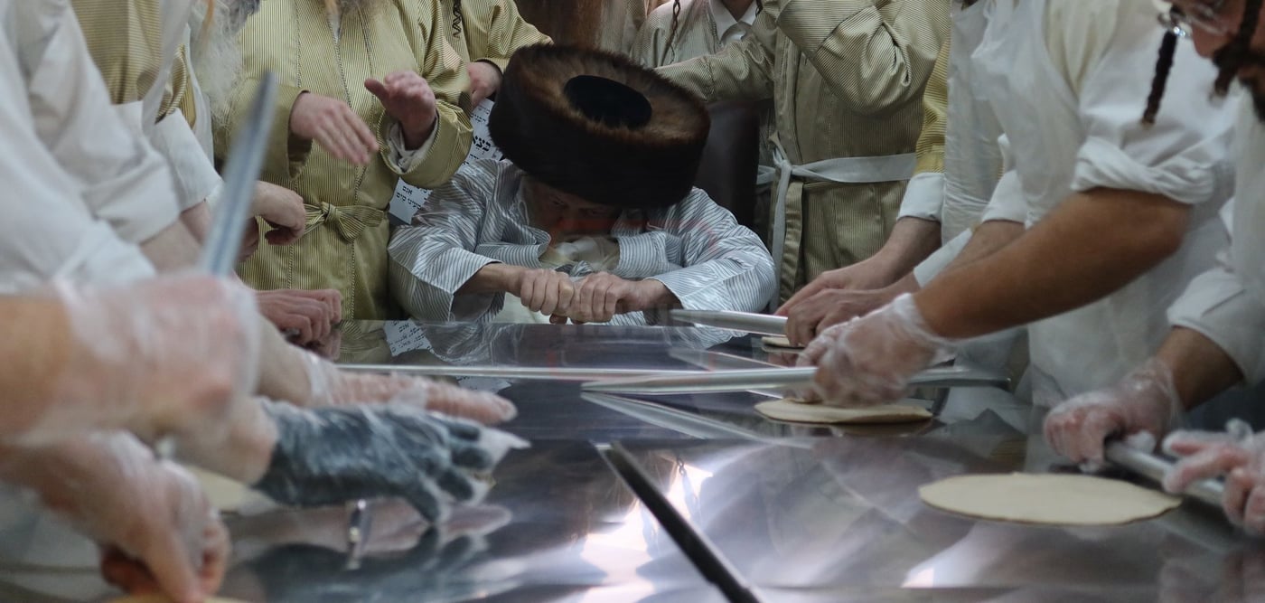 האדמו"ר מתולדות אברהם יצחק באפיית מצות