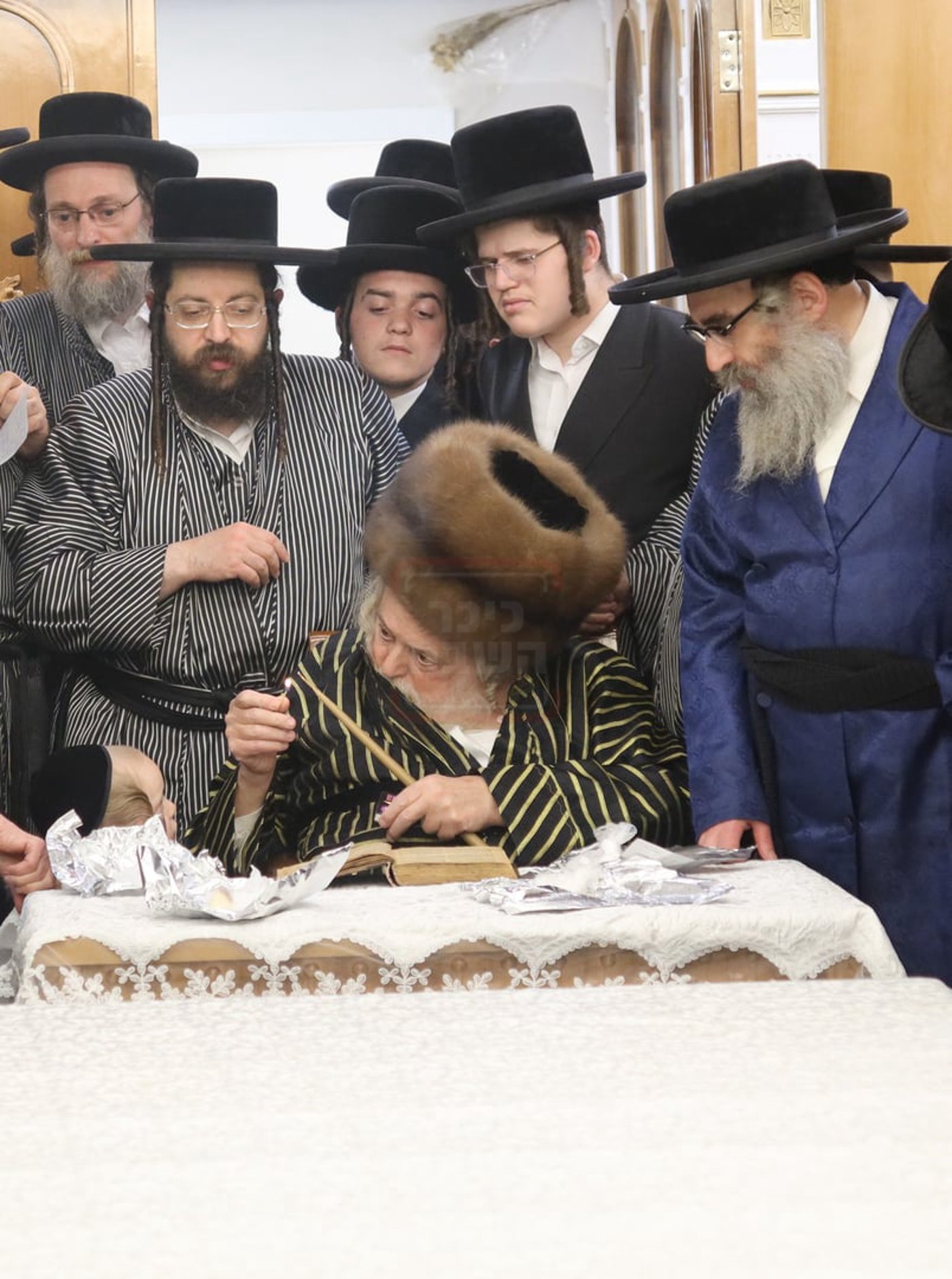 האדמו"ר מתולדות אברהם יצחק בבדיקת חמץ