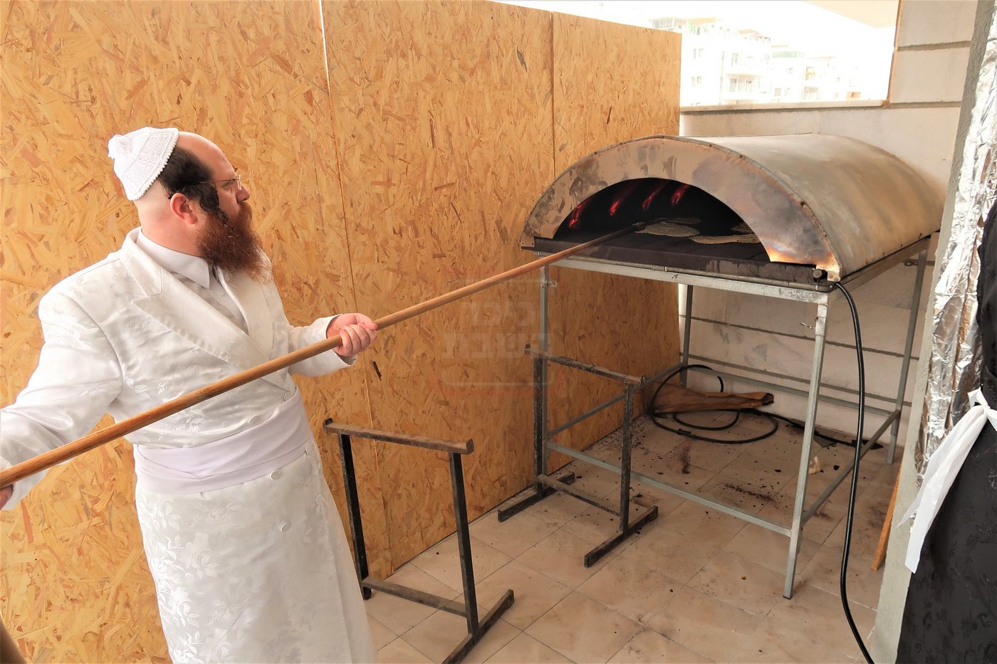 האדמו"ר ממיאלען באפיית המצות