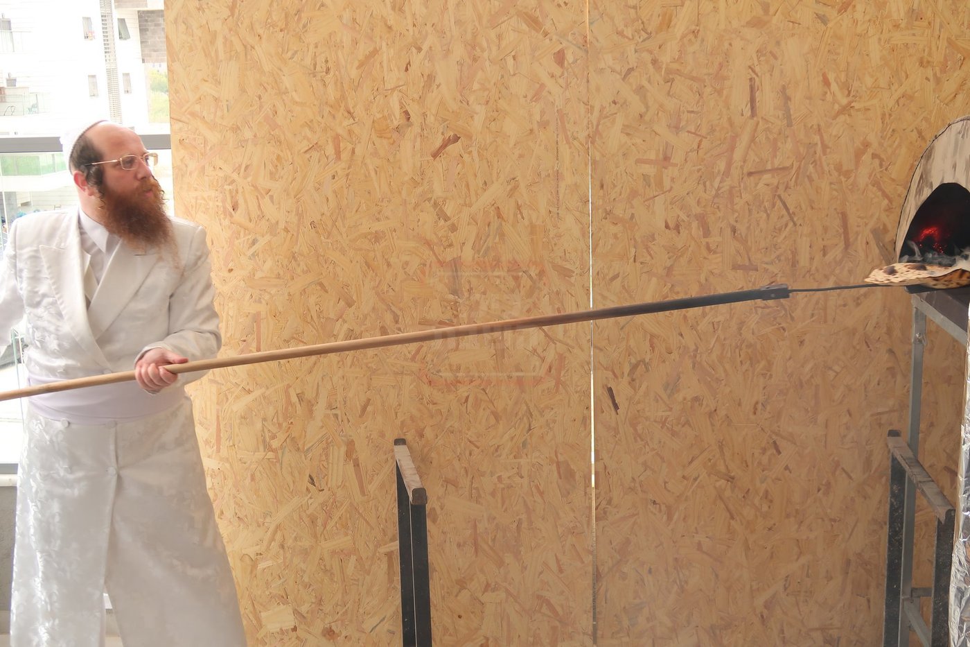 האדמו"ר ממיאלען באפיית המצות