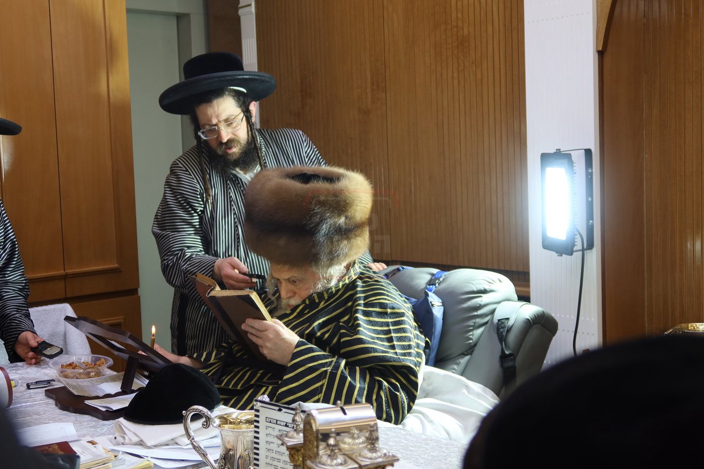 האדמו"ר מתולדות אברהם יצחק בבדיקת חמץ