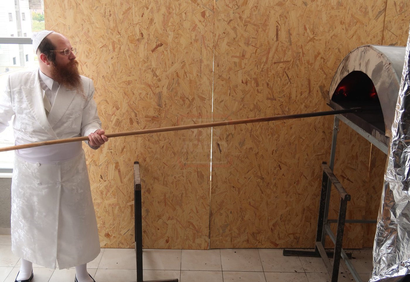 האדמו"ר ממיאלען באפיית המצות